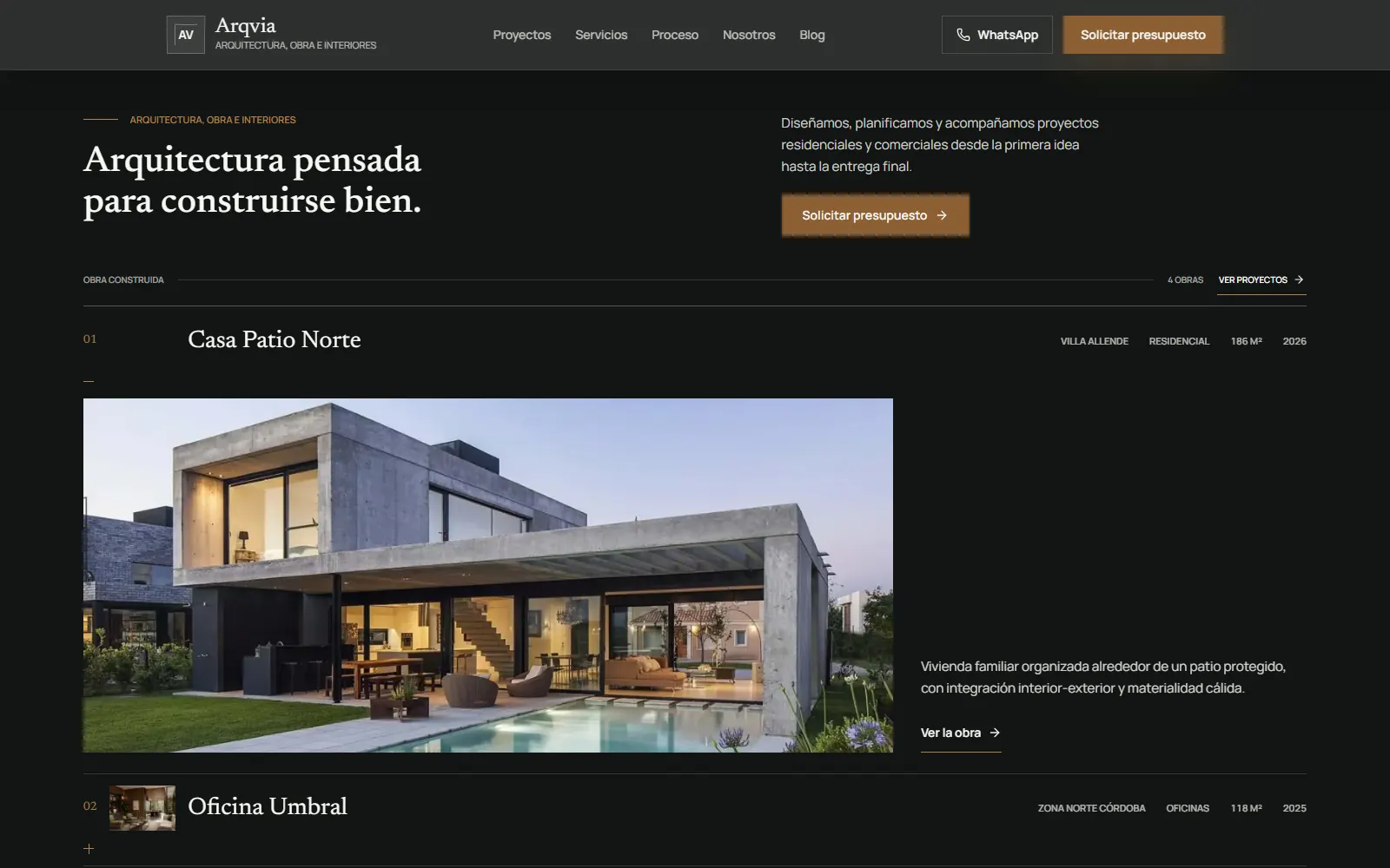 Arqvia homepage: the headline about architecture, the button to request a quote and the first project, a house with a patio and a pool.