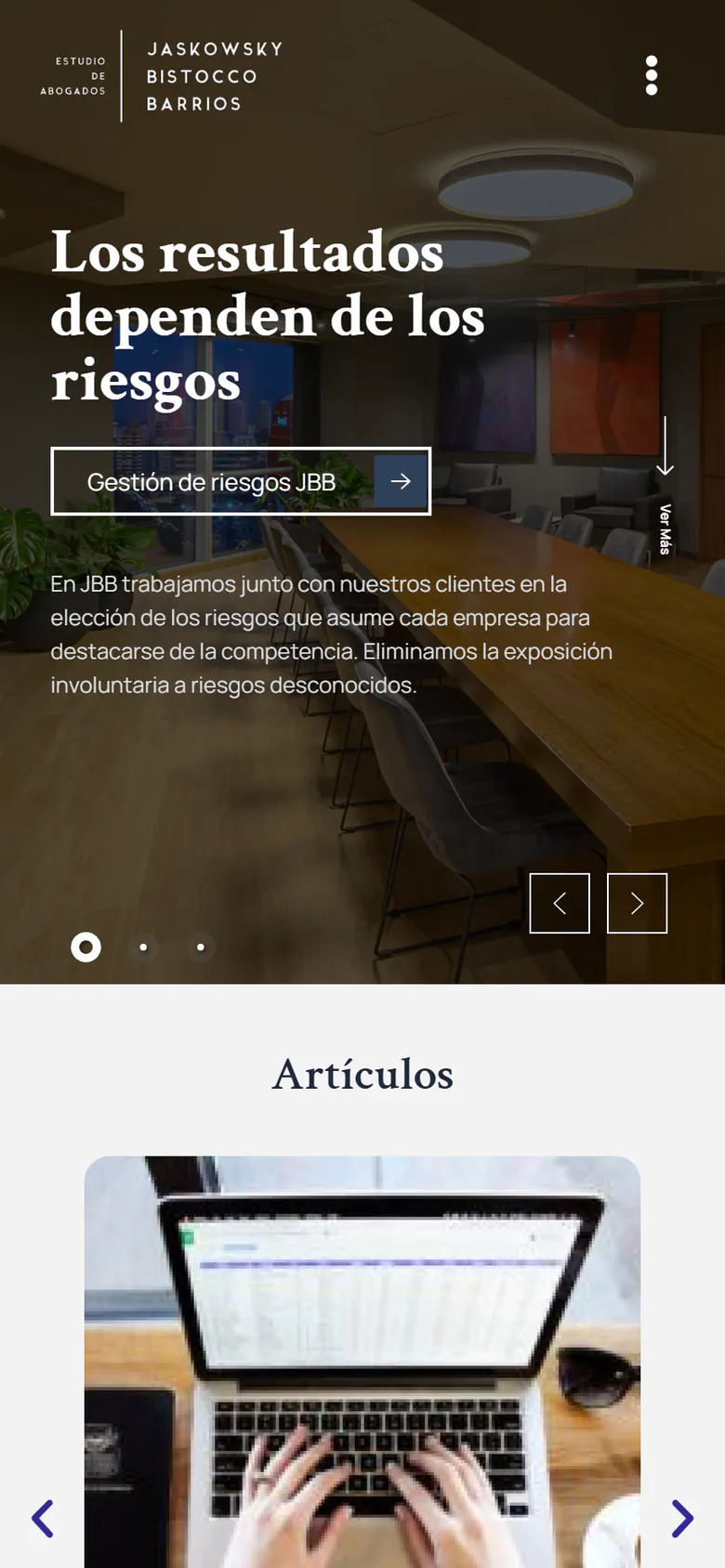 Portada de JBB Abogados en un teléfono: el título del estudio y las primeras áreas de práctica en una columna