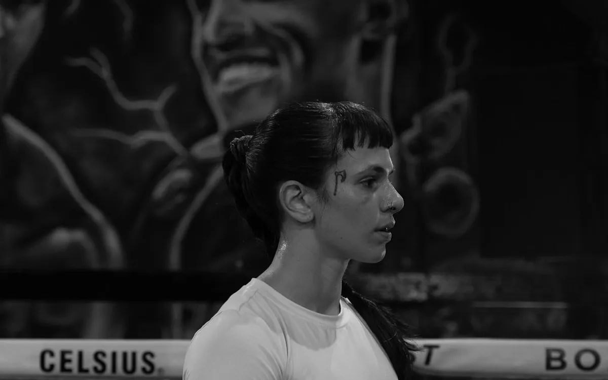 Atleta con indumentaria Norse Fitness durante una sesión de BOXR, fotografiado por ORSAI: la estampa VICTORY y las hachas cruzadas en blanco sobre negro